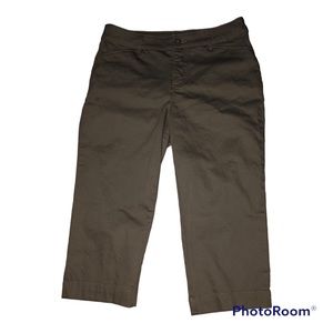 St. John’s Bay brown Capri pants size 10 cotton / spandex blend